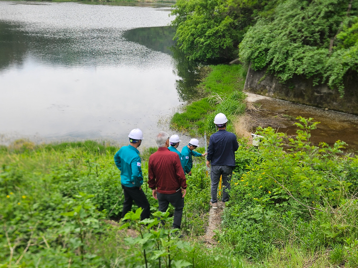 경주시가 안전등급 D등급 이하 저수지 21곳을 대상으로 민간전문가와 합동 안전점검을 실시하고 있다. 경주시 제공
