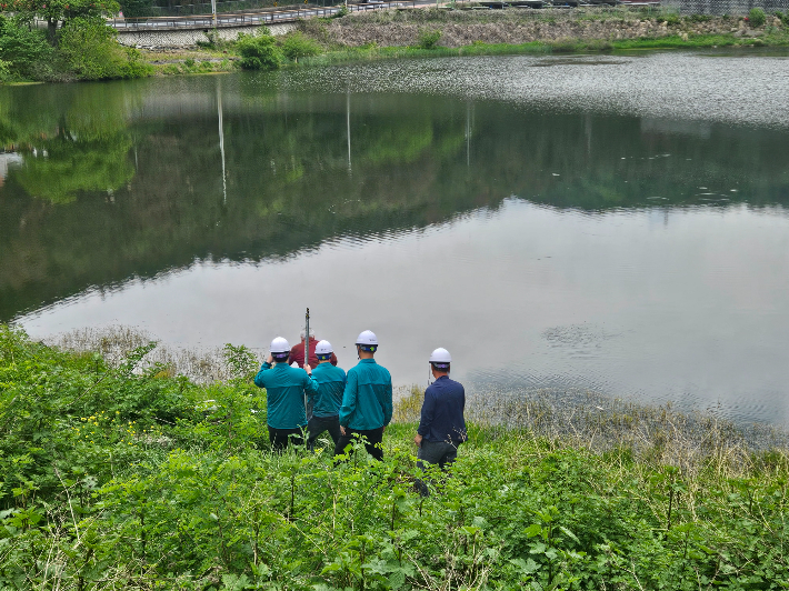 경주시가 안전등급 D등급 이하 저수지 21곳을 대상으로 민간전문가와 합동 안전점검을 실시하고 있다. 경주시 제공