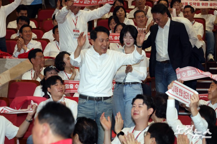 입장하는 오세훈-배현진