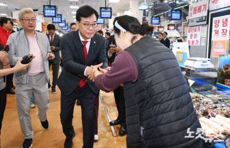 송언석 원내대표, 노량진수산시장 방문