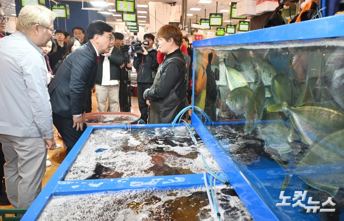 송언석 원내대표, 노량진수산시장 방문