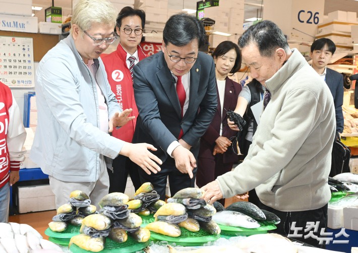 노량진수산시장 방문한 송언석