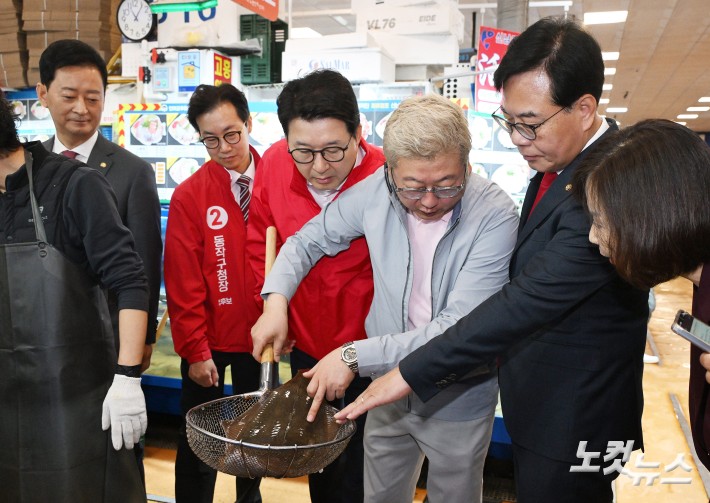 수산물 살펴보는 송언석 원내대표