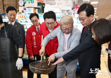 수산물 살펴보는 송언석 원내대표