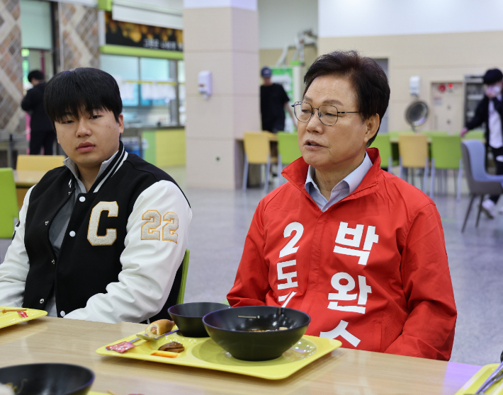 박완수 경남지사 후보가 국립창원대에서 '천원의 아침밥'을 먹으며 소통하고 있다. 박 후보 캠프 제공 