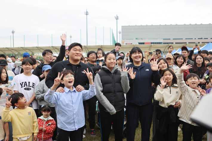 지난해 어린이날 국가대표선수촌 개방 행사 장면. 사진 왼쪽부터 유도 김민종, 탁구 신유빈, 유도 김하윤. 대한체육회 제공