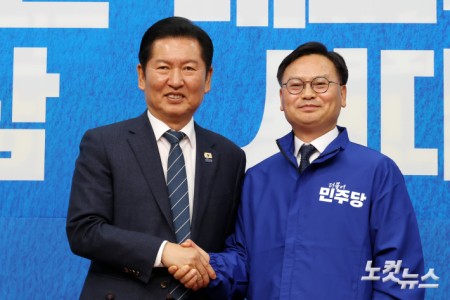 더불어민주당 정청래 대표가 30일 서울 여의도 국회에서 열린 3차 인재영입식에서 김성범 전 해양수산부 차관에서 당점퍼를 전달하고 기념촬영을 하고 있다.