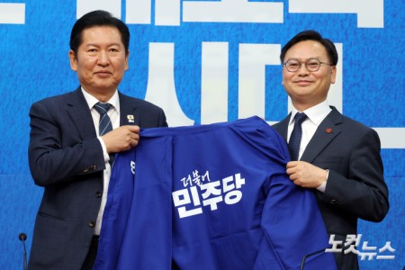 더불어민주당 정청래 대표가 30일 서울 여의도 국회에서 열린 3차 인재영입식에서 김성범 전 해양수산부 차관에서 당점퍼를 전달하고 있다.