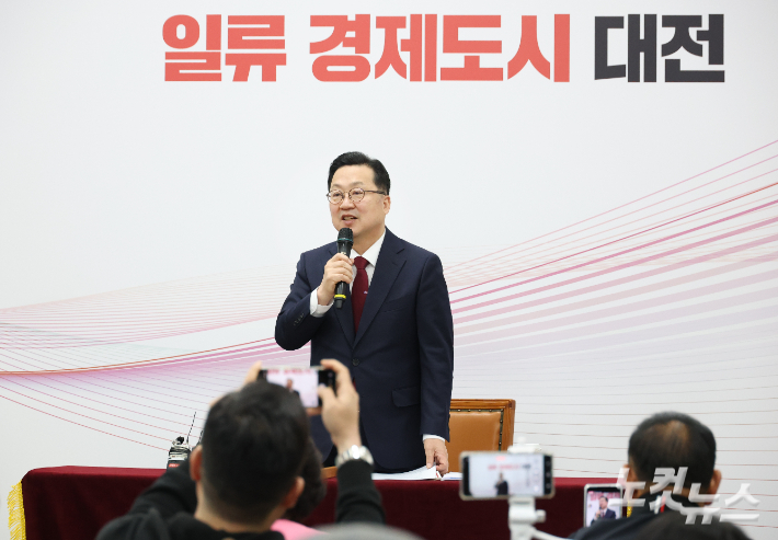 이장우 대전시장이 30일 대전시청 브리핑룸에서 언론인과의 대담을 갖고 있다. 정세영 기자