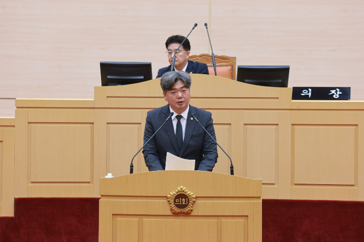 전라남도의회 박원종 의원이 30일 5분 자유발언을 통해 전남의 상수도 보급률과 수도요금 문제를 지적하고 있다. 전남도의회 제공