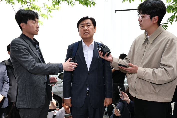 30일 오후 경기 과천의 2차 종합특검 사무실 앞에서 김관영 전북도지사가 기자들의 질문에 답하고 있다. 연합뉴스