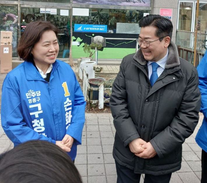 손화정 예비후보가 박찬대 인천시장 예비후보와 함께 하고 있다. 손 후보 측 제공