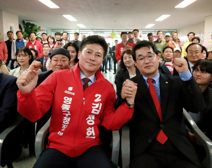 김정헌 예비후보와 배준영 국회의원이 함께하고 있다. 김 후보 측 제공
