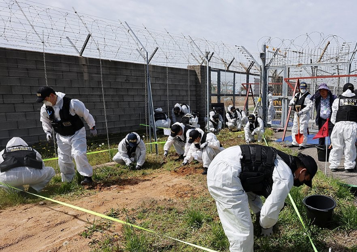 전남 무안국제공항에서 경찰과학수사대가 제주항공 여객기 참사 미수습 유해를 찾기 위해 재수색하고 있다. 연합뉴스