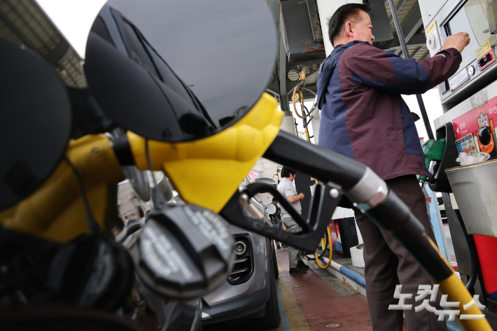 서울 서초구 만남의광장 주유소를 찾은 시민들이 주유를 하고 있다. 박종민 기자