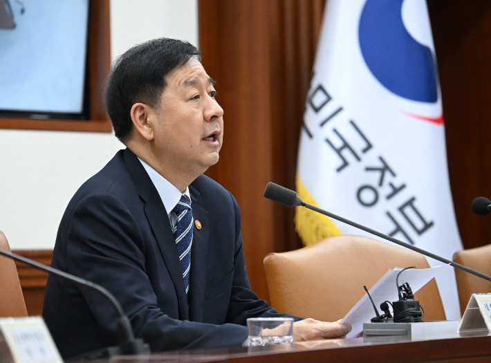 구윤철 부총리 겸 재정경제부 장관이 30일 서울 종로구 정부서울청사에서 열린 '비상경제본부회의 겸 경제관계장관회의 겸 대외경제장관회의'를 주재, 모두발언을 하고 있다. 재정경제부 제공
