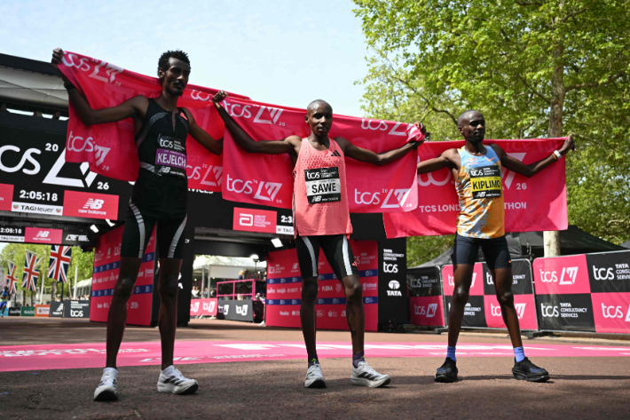 같은 신발 신고 '서브2' 달성한 사웨(가운데)와 케젤차(사진 왼쪽). 연합뉴스