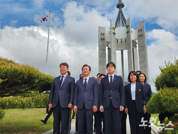 전재수 더불어민주당 부산시장 후보와 하정우 전 청와대 수석을 비롯한 민주당 부산 선거 출마자들이 30일 오전 부산 민주공원에서 충혼탑을 참배하고 합동 기자회견을 열었다.  정혜린 기자