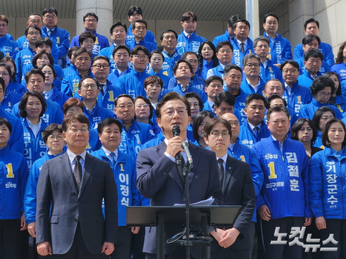 전재수 더불어민주당 부산시장 후보와 하정우 전 청와대 수석을 비롯한 민주당 부산 선거 출마자들이 30일 오전 부산 민주공원에서 충혼탑을 참배하고 합동 기자회견을 열었다.  정혜린 기자