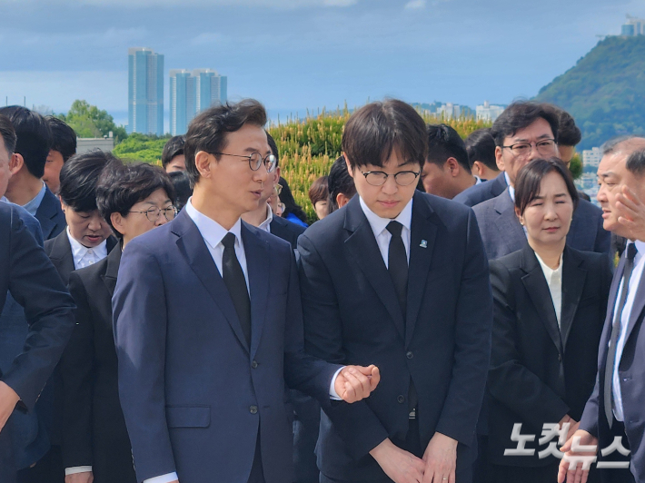  30일 오전 부산 민주공원 충혼탑 참배에 참석한  전재수 더불어민주당 부산시장 후보와 하정우 전 청와대 수석이 대화를 나누고 있다. 정혜린 기자