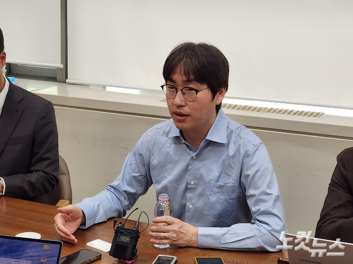 하정우 전 청와대 AI미래전략수석이 30일 오전 부산시의회 기자실에서 열린 간담회에서 발언하고 있다. 정혜린 기자