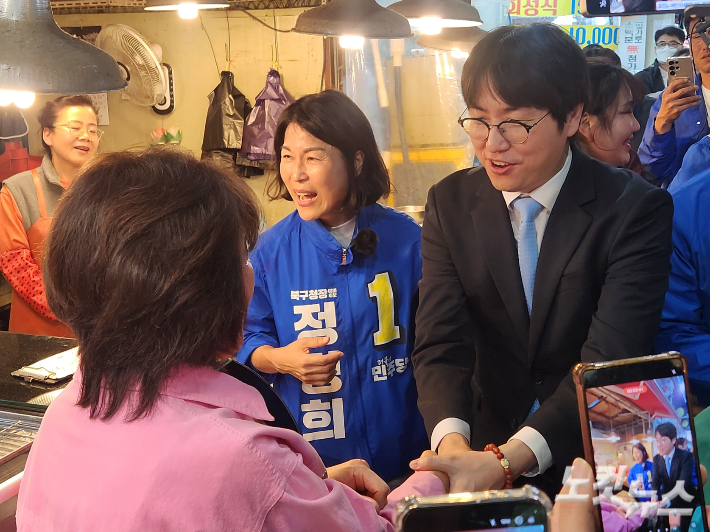 부산 북구갑 보궐선거 출마를 확정하고 29일 오후 부산 구포시장을 찾은 하정우 전 청와대 수석이 상인과 인사를 나누고 있다.  정혜린 기자