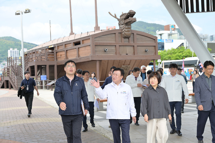 정기명(가운데) 여수시장이 이순신광장 일대에서 행사 현장을 살피고 있다. 여수시 제공