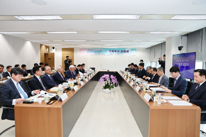 광주지방국세청은 30일  광주･전남･북 상공회의소 회장단을 초청하여 '국세행정 설명회'를 열고 국세행정 운영 방안과 그동안 수렴한 질의･건의사항에 대한 처리 현황을 공유했다. 광주국세청 제공