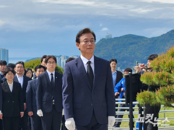 전재수 더불어민주당 부산시장 후보가 30일 오전 부산 민주공원 충혼탑에서 헌화와 분향에 나서고 있다. 정혜린 기자