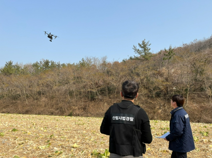 전라남도는 드론을 활용해 산불 예방을 위한 불법행위를 확인하고 있다. 전라남도 제공