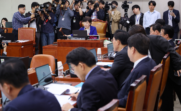 '윤석열 정권 정치검찰 조작기소 의혹 사건 진상규명 국정조사특별위원회' 활동 종료일인 30일 국회에서 열린 전체회의에서 서영교 위원장이 안건을 상정하고 있다. 연합뉴스