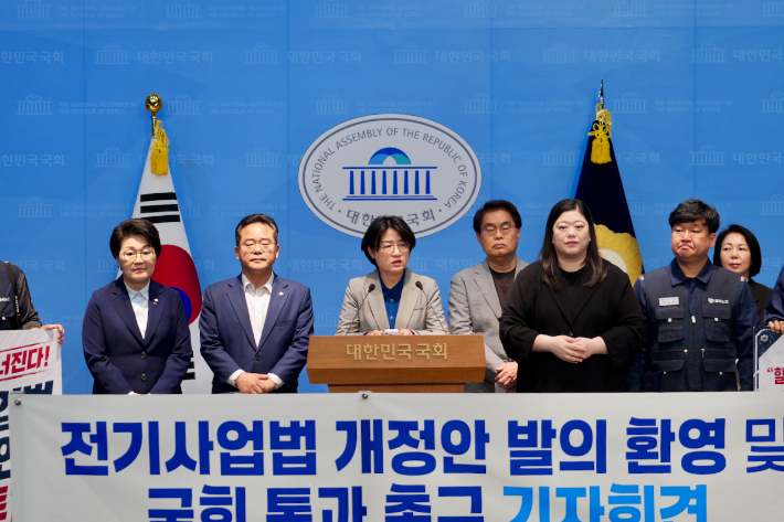 박희정 후보는 28일 더불어민주당 을지로위원장 민병덕 국회의원과 함께 국회에서 기자회견을 열었다. 노컷뉴스 제공