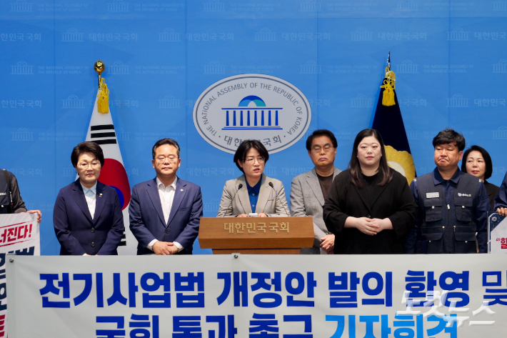 박희정 후보는 28일 더불어민주당 을지로위원장 민병덕 국회의원과 함께 국회에서 기자회견을 열었다. 자료사진