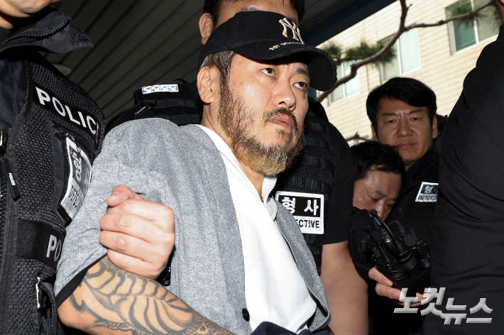 필리핀에서 송환된 '마약왕' 박왕열이 27일 오전 경기 의정부시 의정부지방법원에서 열린 구속 전 피의자심문(영장실질심사)에 출석하고 있다. 류영주 기자
