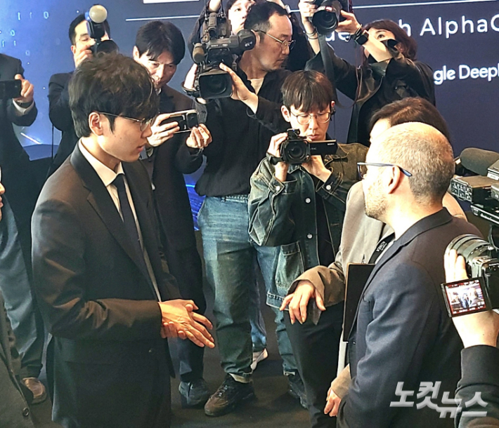 신진서 9단(사진 왼쪽)과 대화를 나누고 있는 데미스 하사비스. 동규기자