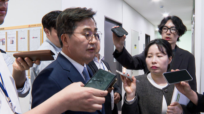 김동연 경기지사가 30일 경기도의회를 직접 찾아 의장과 여야 대표를 잇따라 면담한 뒤 취재진의 질문에 대답하는 모습. 경기도 제공