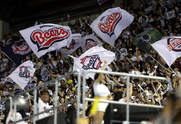 잠실구장을 가득 채운 두산 팬들. 두산 베어스 제공