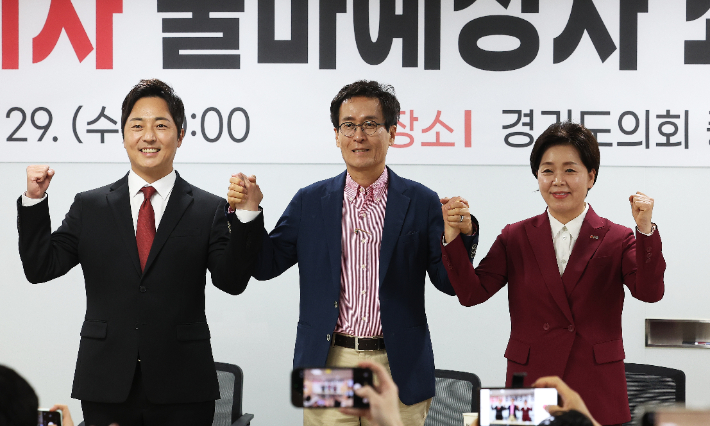 29일 경기도 수원시 경기도의회에서 열린 '국민의힘 경기도지사 출마예정자 좌담회'에서 참석자들이 포즈를 취하고 있다. 왼쪽부터 이성배 후보, 함진규 후보, 양향자 후보. 연합뉴스