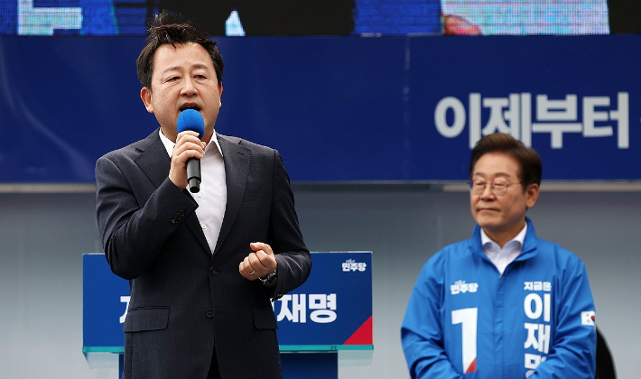 더불어민주당 이재명 대선후보가 17일 광주광역시 서구 김대중컨벤션센터 광장에서 열린 집중 유세에서 이 후보 지지를 선언한 김용남 전 의원의 지지연설을 듣고 있다. 연합뉴스