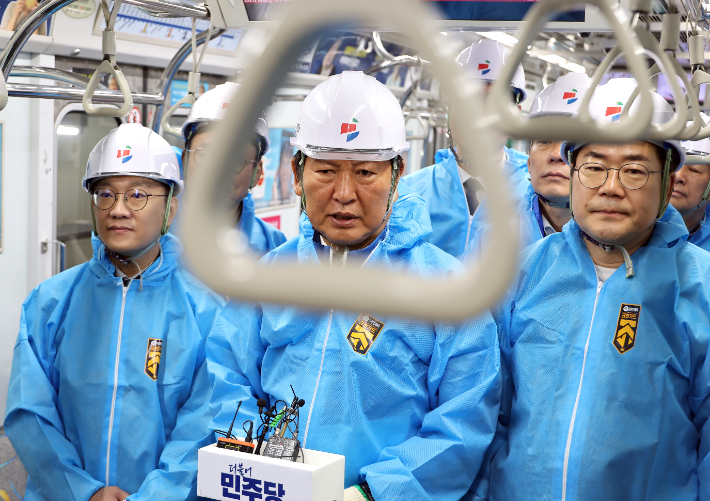 더불어민주당 정청래 대표가 24일 인천 계양구 지하철 귤현 차량기지에서 환경 정비 체험을 한 뒤 취재진 질문에 답하고 있다. 정 대표 왼쪽은 인천 계양을 국회의원 보궐선거에 전략 공천된 김남준 전 청와대 대변인, 오른쪽은 박찬대 인천시장 후보. 연합뉴스