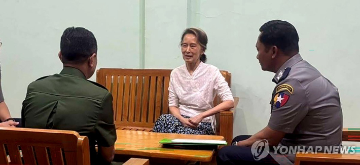 미얀마 정부가 30일(현지시간) 공개한 아웅산 수치 국가고문의 사진. 연합뉴스