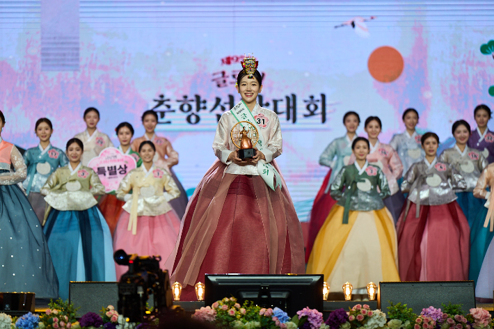 대한민국을 대표하는 전통문화축제인 제96회 남원춘향제가 30일 춘향묘 참배를 시작으로 화려한 막을 올렸다. 남원시 제공