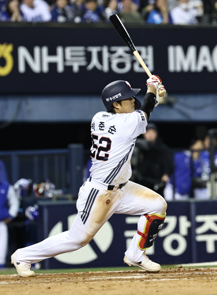 30일 서울 잠실야구장에서 열린 2026 프로야구 KBO리그 삼성 라이온즈와 두산 베어스의 경기. 8회말 2사 만루 두산 박준순이 3타점 2루타를 치고 있다. 연합뉴스 
