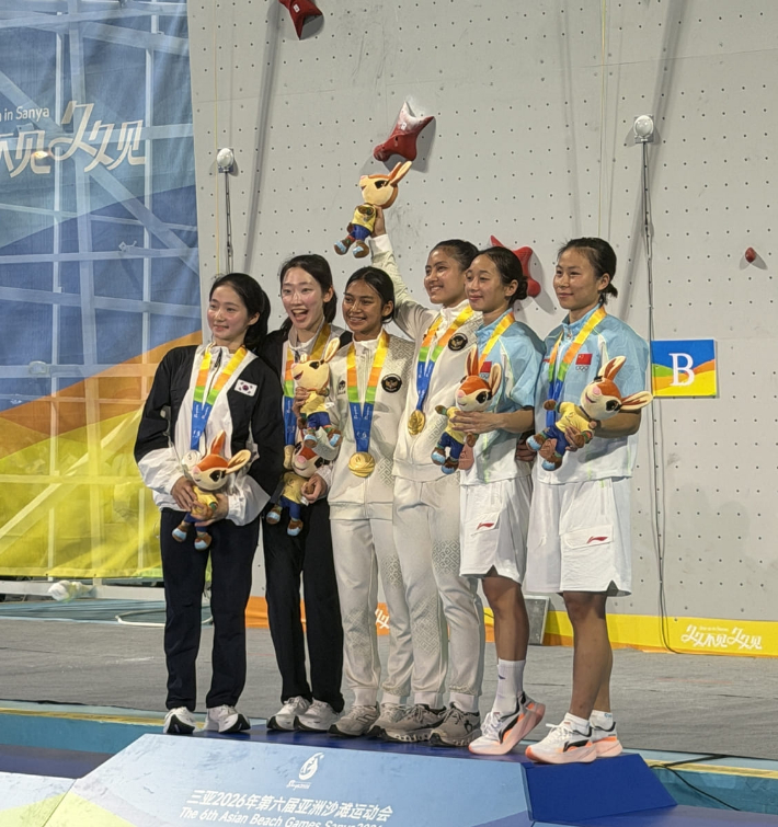 사진 왼쪽부터 스피드 릴레이 2위 성한아름과 정지민, 1위 인도네시아, 3위 중국. 대한산악연맹 제공