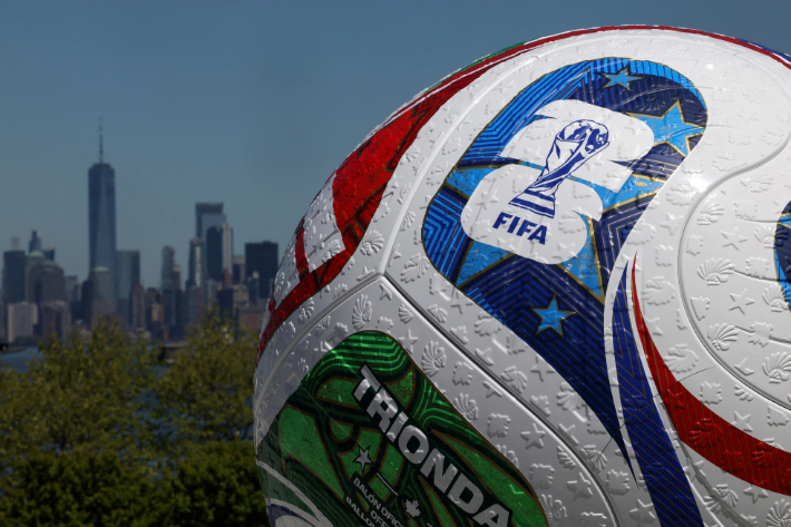 FIFA 트로피가 새겨진 2026 북중미 월드컵 공인구. 연합뉴스