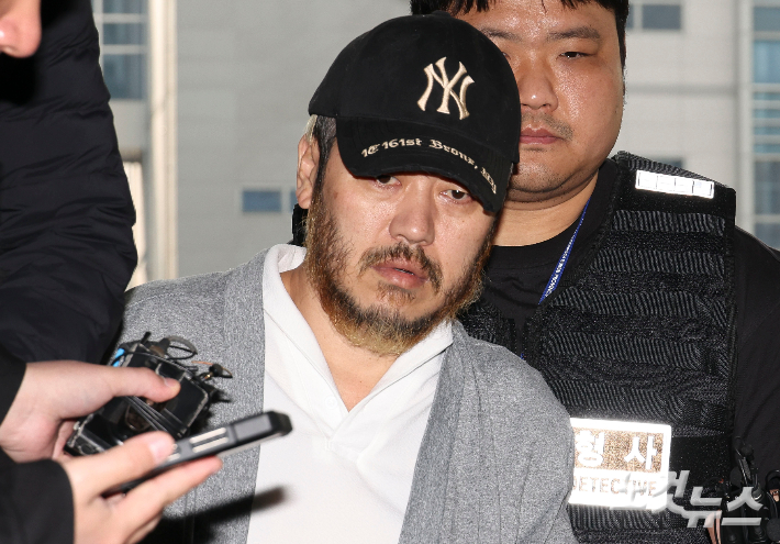 필리핀에서 송환된 '마약왕' 박왕열이 27일 오전 경기 의정부시 의정부지방법원에서 열린 구속 전 피의자심문(영장실질심사)에 출석하고 있다. 류영주 기자