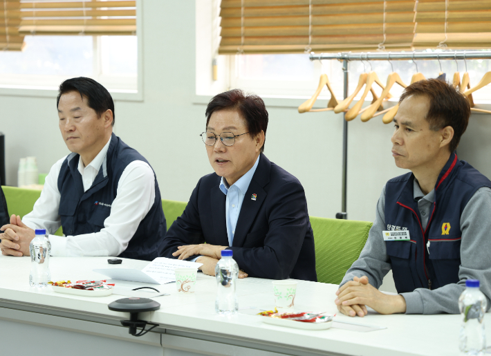 박완수 경남지사 후보가 산단 노동자들과 소통하고 있다. 박 후보 캠프 제공 