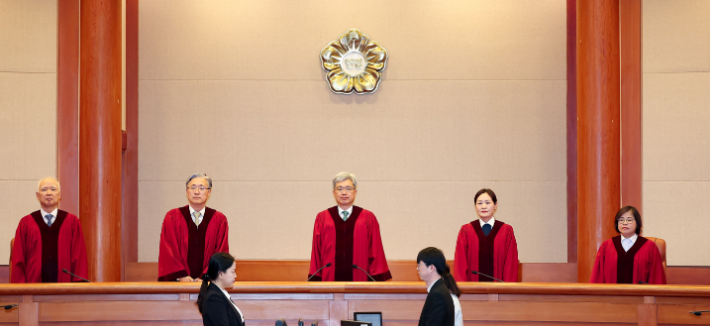 김상환 헌법재판소장을 포함한 헌법재판관들이 '대리점거래의 공정화에 관한 법률' 부칙 제2조 위헌제청 등의 선고를 위해 지난달 29일 서울 종로구 헌법재판소 대심판정으로 들어서 있는 모습. 연합뉴스