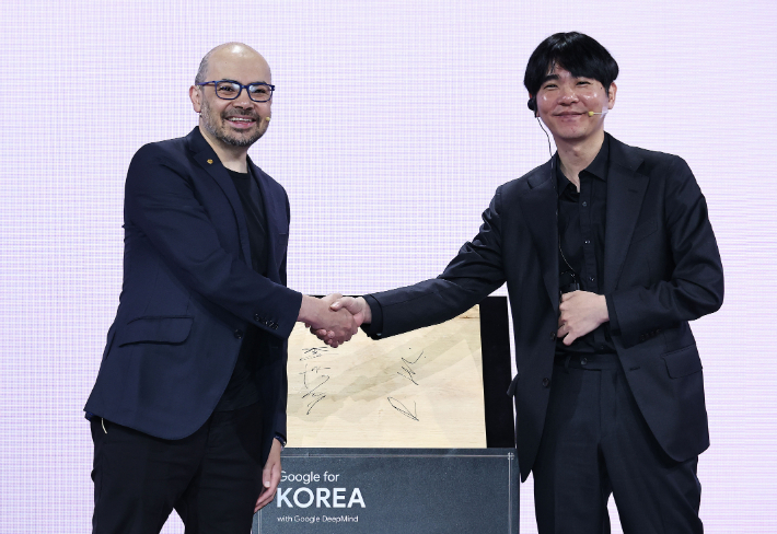 데미스 허사비스 구글 딥마인드 최고경영자(CEO)와 이세돌 사범 겸 UNIST 특임교수가 지난달 29일 서울 중구 웨스틴 조선호텔에서 열린 구글 포 코리아 2026에서 바둑판에 서명 후 기념촬영을 하고 있다. 연합뉴스