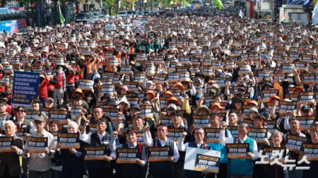 전국민주노동조합총연맹(민주노총) 조합원들이 1일 오후 서울 종로구 동화면세점 앞에서 열린 2026 세계노동절대회에서 구호를 외치고 있다.올해는 63년 만에 